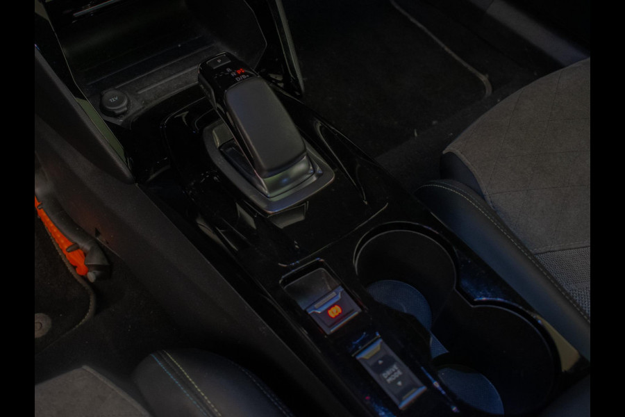 Peugeot e-2008 EV GT Pack 50 kWh Sport 3 FASE (PANORAMADAK,APPLE CARPLAY,LED,NAVI,3D CAMERA,ALCANTARA,DODE HOEK,NETTESTAAT)