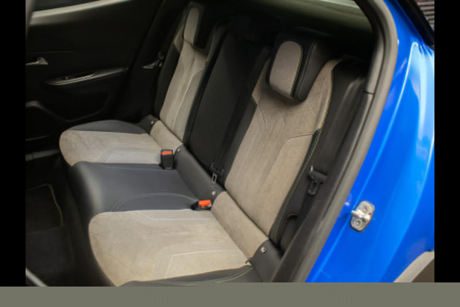 Peugeot e-2008 EV GT Pack 50 kWh Sport 3 FASE (PANORAMADAK,APPLE CARPLAY,LED,NAVI,3D CAMERA,ALCANTARA,DODE HOEK,NETTESTAAT)