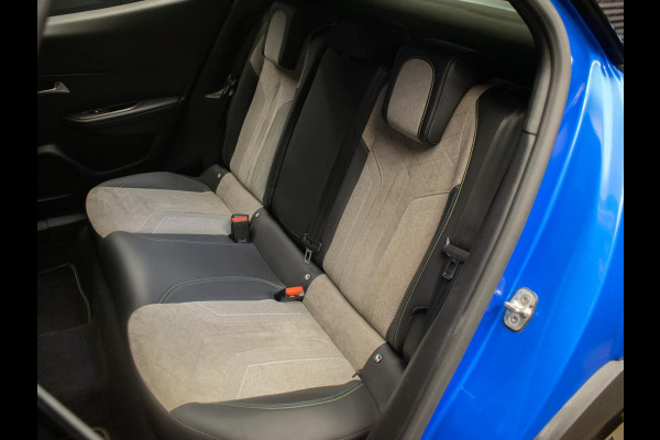 Peugeot e-2008 EV GT Pack 50 kWh Sport 3 FASE (PANORAMADAK,APPLE CARPLAY,LED,NAVI,3D CAMERA,ALCANTARA,DODE HOEK,NETTESTAAT)