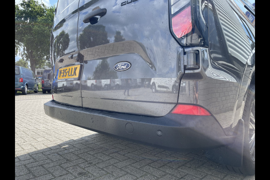 Ford Transit Custom 320 2.0 TDCI 136pk L2H1 Trend DC 6 persoons / NIEUW / BPM vrij! / rijklaar € 39.950 ex btw / lease vanaf € 715 / airco / cruise / camera / metallic lak / led koplampen / euro 6