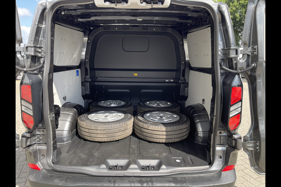 Ford Transit Custom 320 2.0 TDCI 136pk L2H1 Trend DC 6 persoons / NIEUW / BPM vrij! / rijklaar € 39.950 ex btw / lease vanaf € 715 / airco / cruise / camera / metallic lak / led koplampen / euro 6