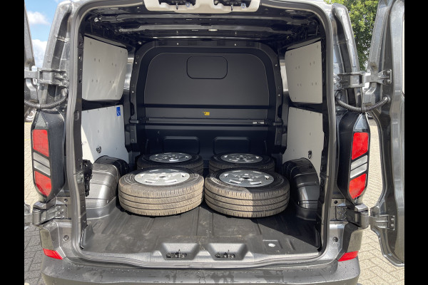Ford Transit Custom 320 2.0 TDCI 136pk L2H1 Trend DC 6 persoons / NIEUW / BPM vrij! / rijklaar € 39.950 ex btw / lease vanaf € 715 / airco / cruise / camera / metallic lak / led koplampen / euro 6