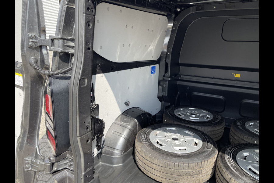 Ford Transit Custom 320 2.0 TDCI 136pk L2H1 Trend DC 6 persoons / NIEUW / BPM vrij! / rijklaar € 39.950 ex btw / lease vanaf € 715 / airco / cruise / camera / metallic lak / led koplampen / euro 6