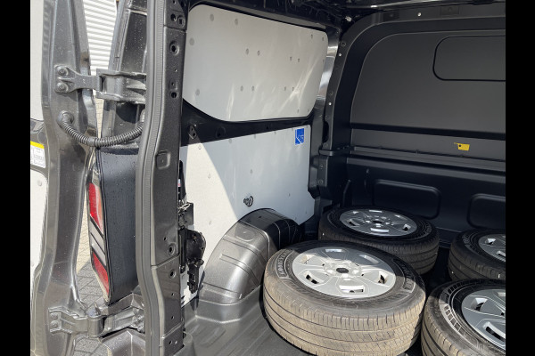 Ford Transit Custom 320 2.0 TDCI 136pk L2H1 Trend DC 6 persoons / NIEUW / BPM vrij! / rijklaar € 39.950 ex btw / lease vanaf € 715 / airco / cruise / camera / metallic lak / led koplampen / euro 6