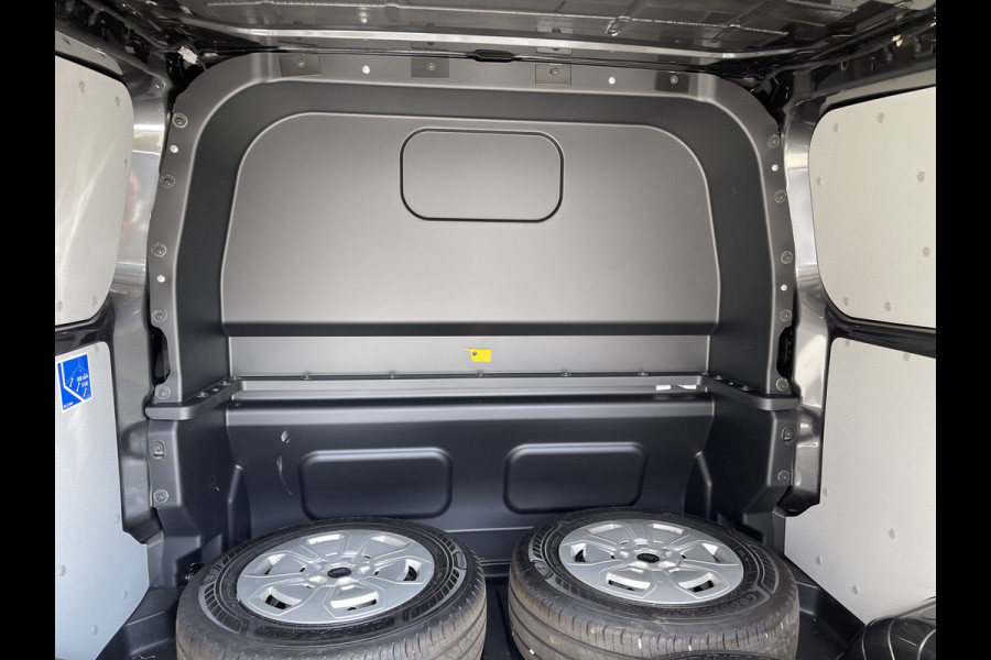 Ford Transit Custom 320 2.0 TDCI 136pk L2H1 Trend DC 6 persoons / NIEUW / BPM vrij! / rijklaar € 39.950 ex btw / lease vanaf € 715 / airco / cruise / camera / metallic lak / led koplampen / euro 6