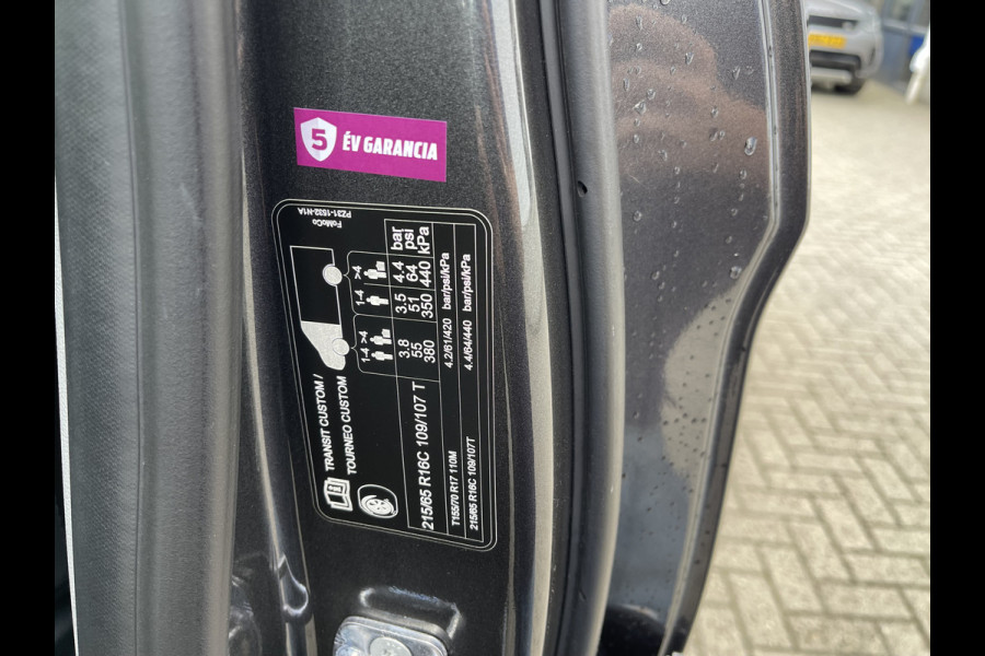 Ford Transit Custom 320 2.0 TDCI 136pk L2H1 Trend DC 6 persoons / NIEUW / BPM vrij! / rijklaar € 39.950 ex btw / lease vanaf € 715 / airco / cruise / camera / metallic lak / led koplampen / euro 6