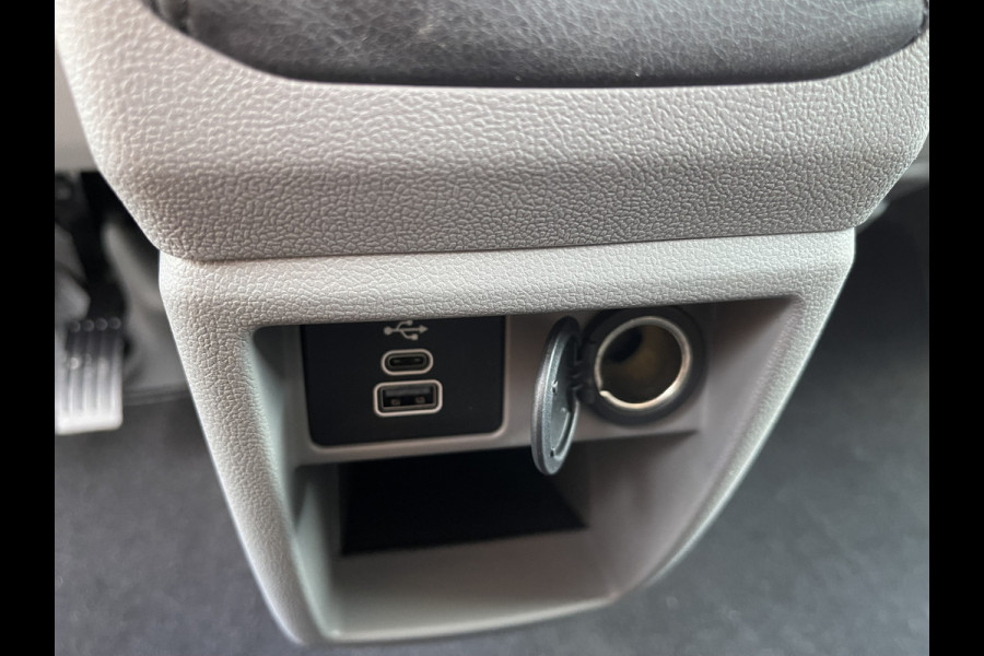 Ford Transit Custom 320 2.0 TDCI 136pk L2H1 Trend DC 6 persoons / NIEUW / BPM vrij! / rijklaar € 39.950 ex btw / lease vanaf € 715 / airco / cruise / camera / metallic lak / led koplampen / euro 6