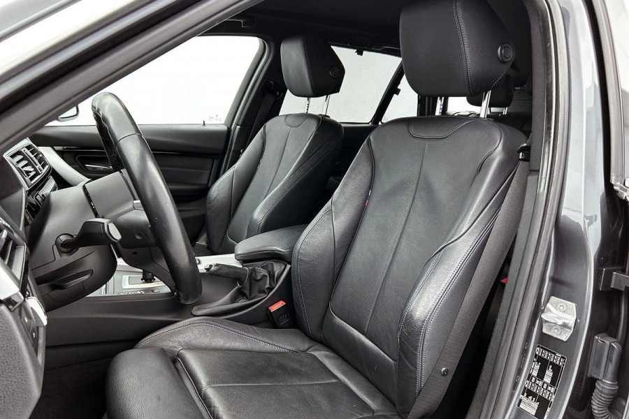 BMW 3 Serie Touring 318i M Sport Corporate Lease(NL-auto, Dealer onderH, Trekhaak, Navi Pro, StoelV, Leer, Climate Con, Etc)