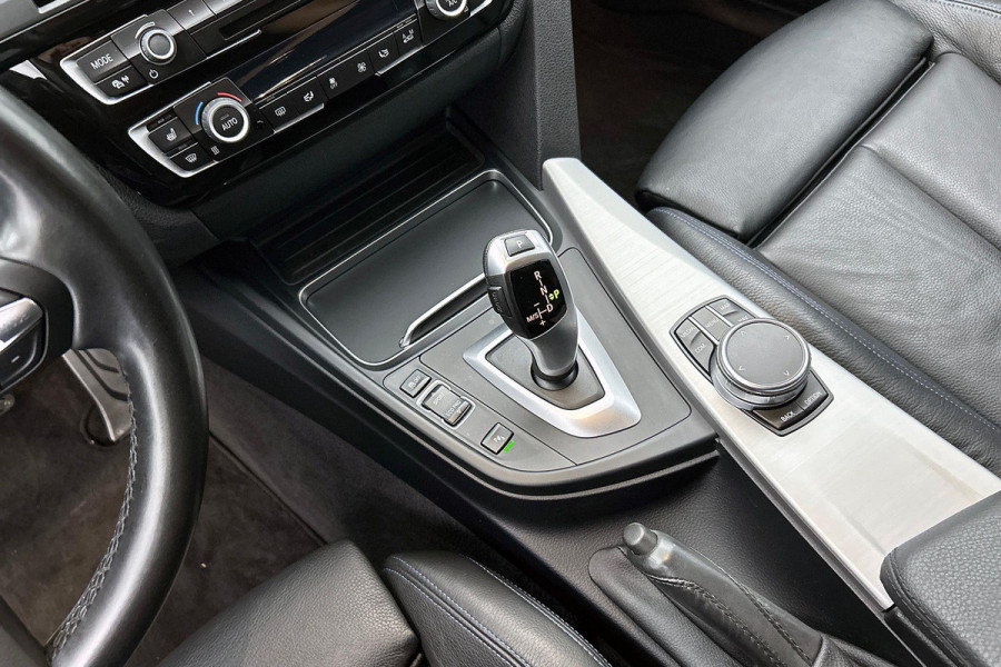 BMW 3 Serie Touring 318i M Sport Corporate Lease(NL-auto, Dealer onderH, Trekhaak, Navi Pro, StoelV, Leer, Climate Con, Etc)