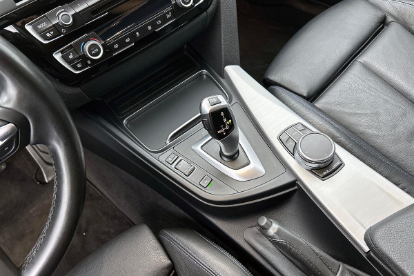 BMW 3 Serie Touring 318i M Sport Corporate Lease(NL-auto, Dealer onderH, Trekhaak, Navi Pro, StoelV, Leer, Climate Con, Etc)
