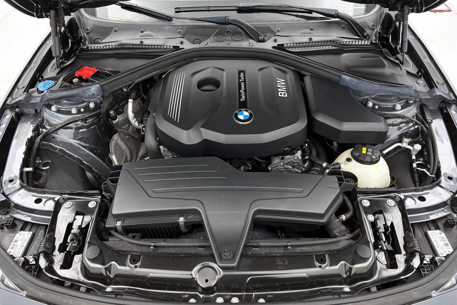 BMW 3 Serie Touring 318i M Sport Corporate Lease(NL-auto, Dealer onderH, Trekhaak, Navi Pro, StoelV, Leer, Climate Con, Etc)