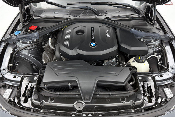BMW 3 Serie Touring 318i M Sport Corporate Lease(NL-auto, Dealer onderH, Trekhaak, Navi Pro, StoelV, Leer, Climate Con, Etc)