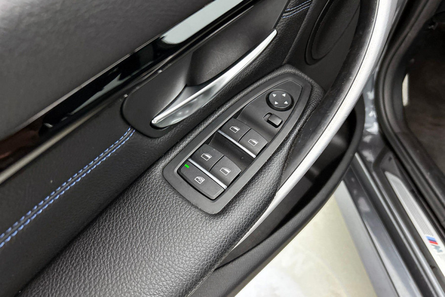 BMW 3 Serie Touring 318i M Sport Corporate Lease(NL-auto, Dealer onderH, Trekhaak, Navi Pro, StoelV, Leer, Climate Con, Etc)