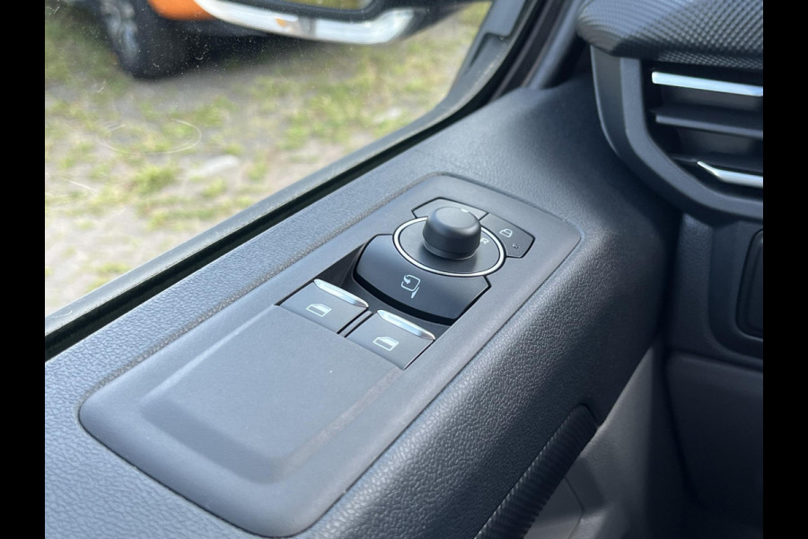 Ford Transit Custom 320 2.0 TDCI L2H1 Limited SCI | 136pk Automaat | DC | Adaptieve Cruise | Stoelverwarming | Achteruitrijcamera | Trekhaak | Dubbele Cabine
