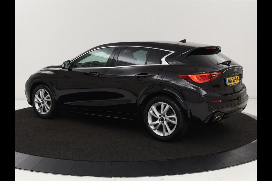 Infiniti Q30 1.6t Business Executive | Panoramadak | Leder | Stoelverwarming | Trekhaak | Navigatie | Climate control | Cruise control
