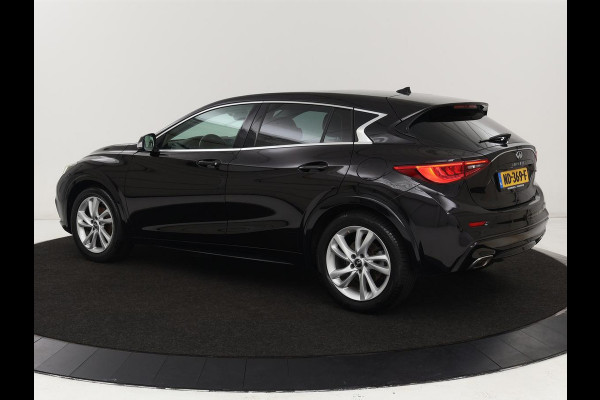 Infiniti Q30 1.6t Business Executive | Panoramadak | Leder | Stoelverwarming | Trekhaak | Navigatie | Climate control | Cruise control