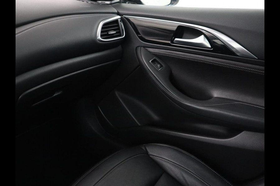 Infiniti Q30 1.6t Business Executive | Panoramadak | Leder | Stoelverwarming | Trekhaak | Navigatie | Climate control | Cruise control