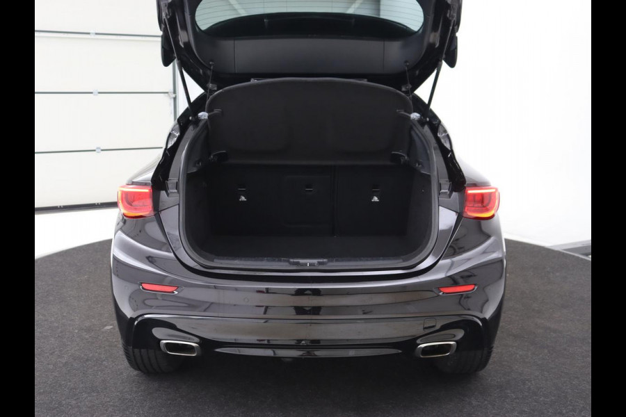 Infiniti Q30 1.6t Business Executive | Panoramadak | Leder | Stoelverwarming | Trekhaak | Navigatie | Climate control | Cruise control