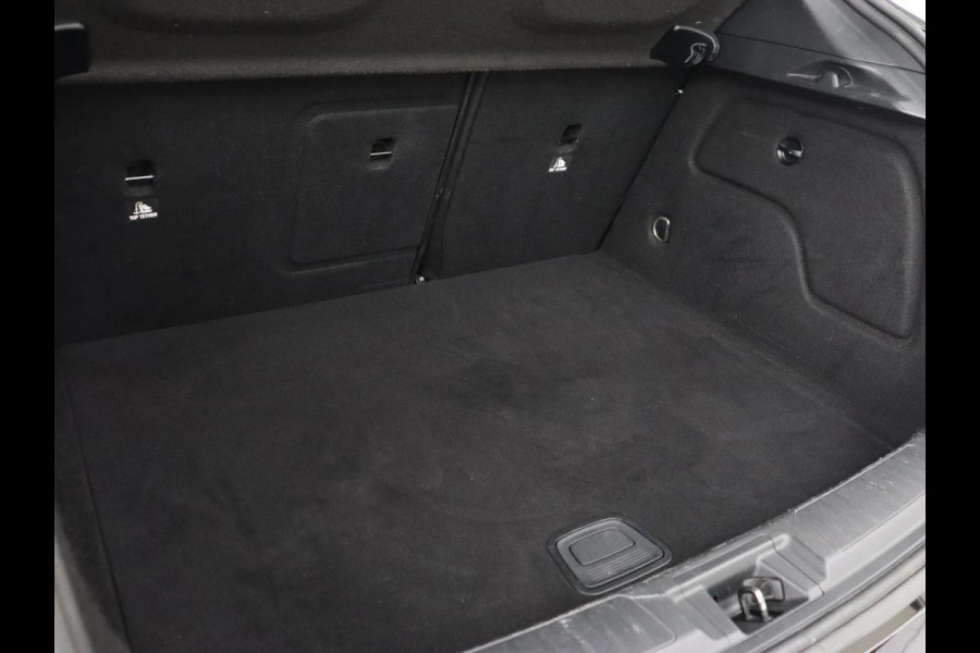Infiniti Q30 1.6t Business Executive | Panoramadak | Leder | Stoelverwarming | Trekhaak | Navigatie | Climate control | Cruise control