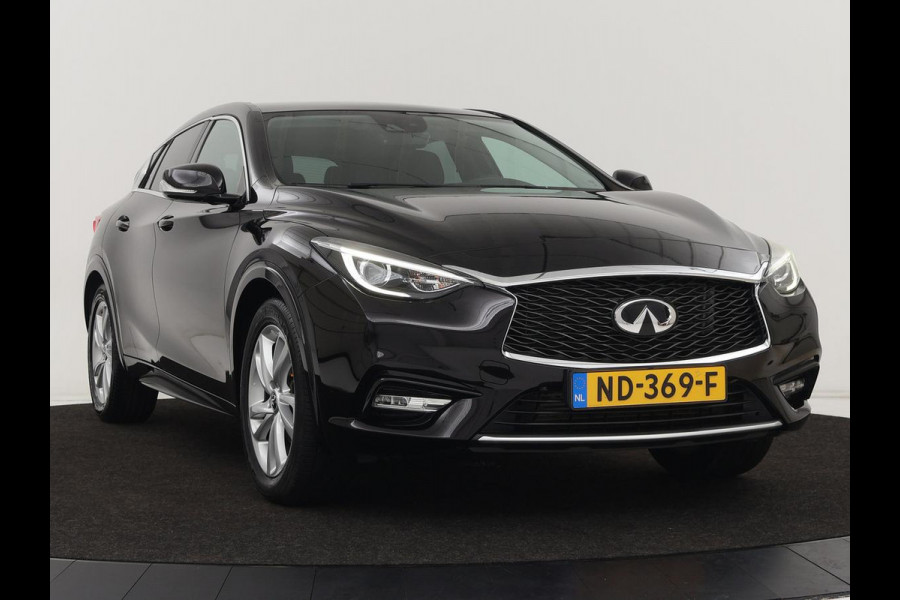 Infiniti Q30 1.6t Business Executive | Panoramadak | Leder | Stoelverwarming | Trekhaak | Navigatie | Climate control | Cruise control