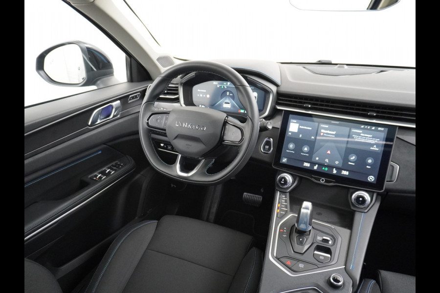 Lynk & Co 01 1.5 PHEV AUT-7 261pk Pano-Schuif-K-dak 20" 360°Camera Apple Carplay Android Auto Adaptive-Cruise Navi Pdc Ecc Keyless Led Plug-I Elek.Memory.Stoel File assistent Dodehoek detector Elektrisch bedienbare achterklep Rijstrooksensor Wifi Verkeersbord detectie 425Nm koppel 3,7kw laadvermogen A-label Euro 6 Hybride Benzine/Elektrisch rijden tot ca.69km 1.800kg trekvermogen