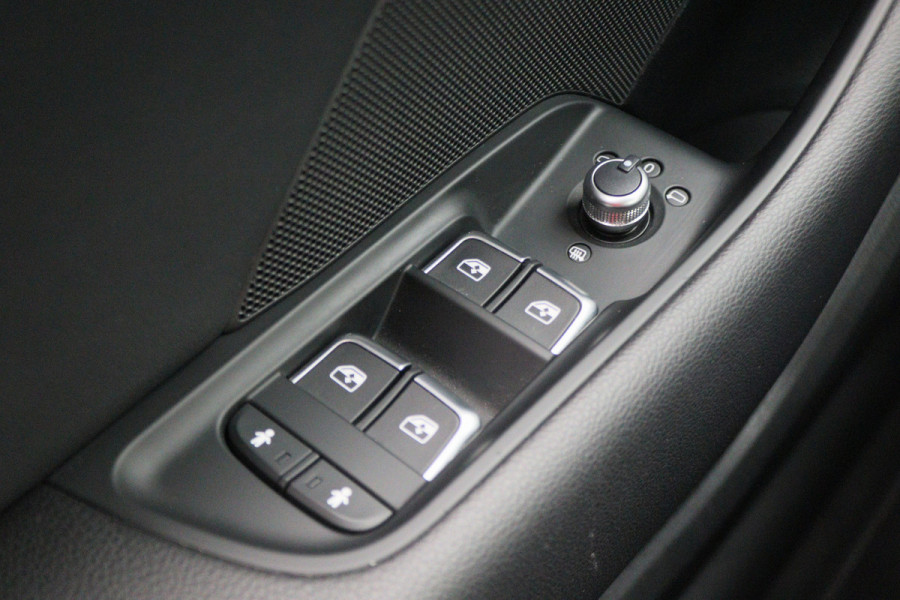 Audi A3 Sportback 35 TFSI CoD Sport S Line Edition Leer/Stof, Climate, Cruise, Navigatie, Bluetooth, LED, Premium Sound, 18''