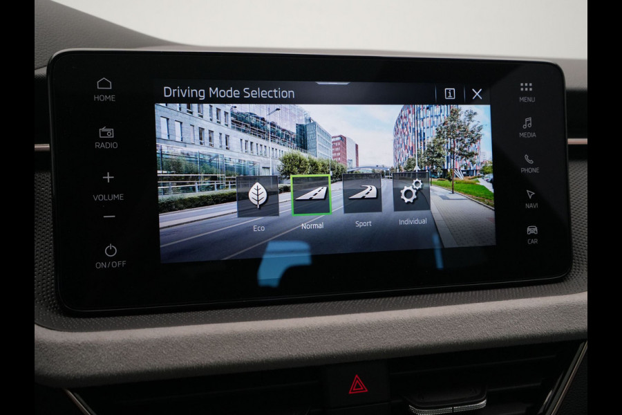 Škoda Kamiq 1.0 TSI 115pk DSG Business Edition Panorama Navigatie Camera Keyless 171