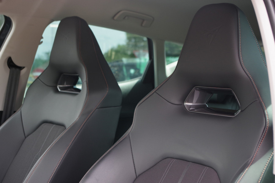 CUPRA Formentor 1.4 e-Hybrid 204 PK BNS PHEV, Kuipstoelen, Keyless, Carplay, Winterpakket, Camera,