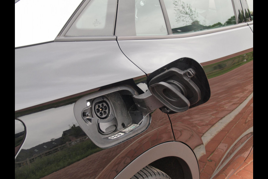 Volkswagen ID.5 Pro 77 kWh | Trekhaak | Camera | Apple Carplay | Warmtepomp | Sfeerverlichting | NL-Auto |