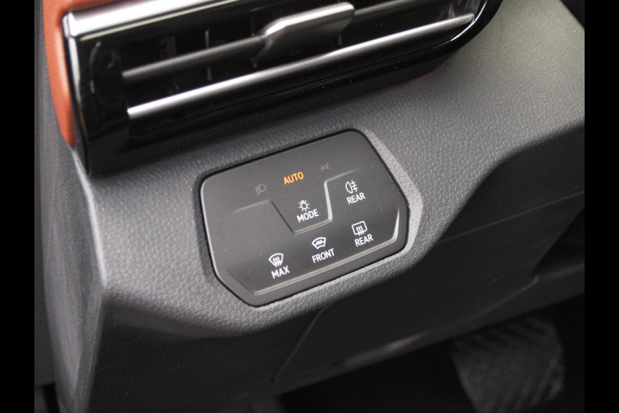 Volkswagen ID.5 Pro 77 kWh | Trekhaak | Camera | Apple Carplay | Warmtepomp | Sfeerverlichting | NL-Auto |