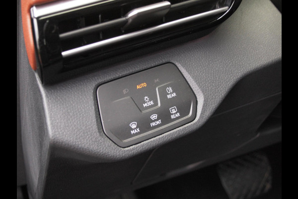 Volkswagen ID.5 Pro 77 kWh | Trekhaak | Camera | Apple Carplay | Warmtepomp | Sfeerverlichting | NL-Auto |