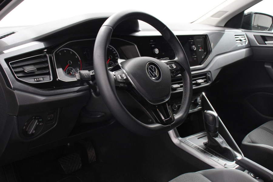 Volkswagen Polo 1.0 TSI 110pk DSG Highline 110 Pk | Navigatie | Apple Carplay / Android Auto | Adaptive Cruise Control | Parkeersensoren Voor + Achter | LED | Stoelverwarming | Privacy Glass |