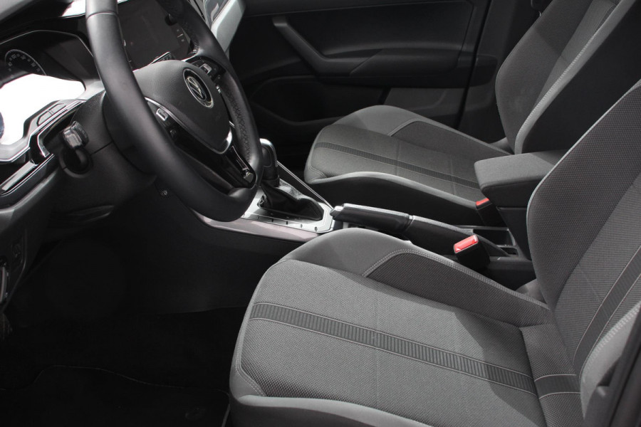 Volkswagen Polo 1.0 TSI 110pk DSG Highline 110 Pk | Navigatie | Apple Carplay / Android Auto | Adaptive Cruise Control | Parkeersensoren Voor + Achter | LED | Stoelverwarming | Privacy Glass |
