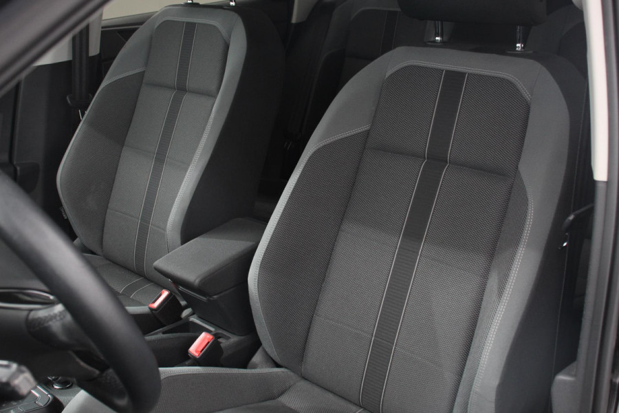 Volkswagen Polo 1.0 TSI 110pk DSG Highline 110 Pk | Navigatie | Apple Carplay / Android Auto | Adaptive Cruise Control | Parkeersensoren Voor + Achter | LED | Stoelverwarming | Privacy Glass |