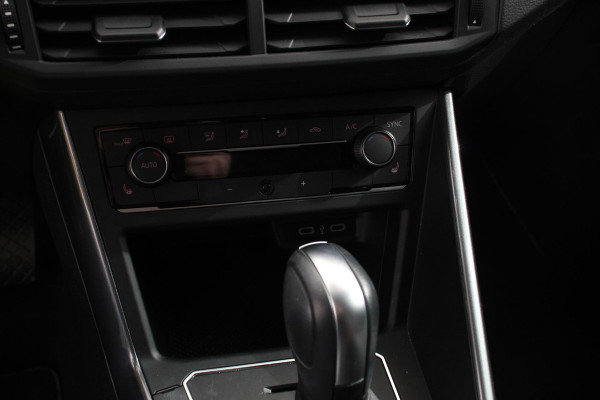 Volkswagen Polo 1.0 TSI 110pk DSG Highline 110 Pk | Navigatie | Apple Carplay / Android Auto | Adaptive Cruise Control | Parkeersensoren Voor + Achter | LED | Stoelverwarming | Privacy Glass |