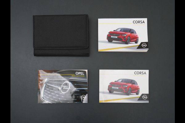 Opel CORSA-E Innovation 50kWh Pano-dak Leer 360°Camera Navi PDC-a+v Opel-Connect Apple Carplay Android Auto Stoelverwarming Ecc Stuurverwarmi Lmv Sensor dodehoek Visio park 1 Keyless Verkeersbord detectie Connected services Dealeronderhouden 1e Eigenaar Origineel Nederlandse Auto € 38.000 nieuw! Accugarantie tot 12-8-2028/160.000km