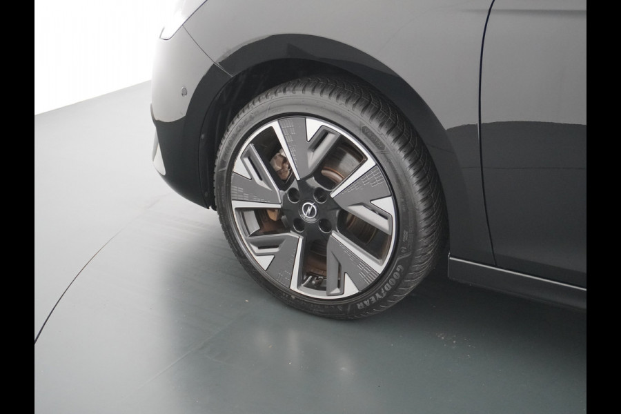 Opel CORSA-E Innovation 50kWh Pano-dak Leer 360°Camera Navi PDC-a+v Opel-Connect Apple Carplay Android Auto Stoelverwarming Ecc Stuurverwarmi Lmv Sensor dodehoek Visio park 1 Keyless Verkeersbord detectie Connected services Dealeronderhouden 1e Eigenaar Origineel Nederlandse Auto € 38.000 nieuw! Accugarantie tot 12-8-2028/160.000km