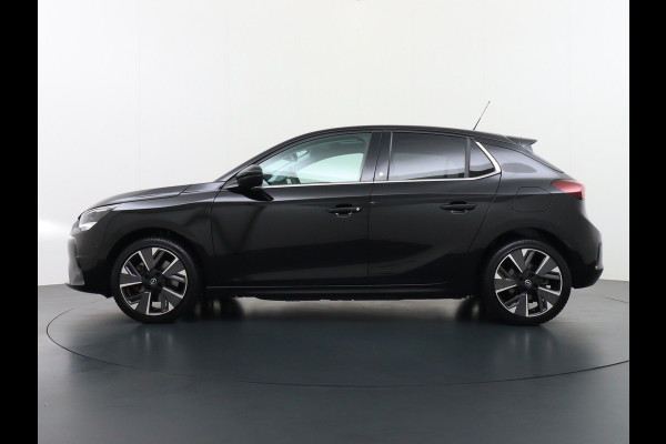 Opel CORSA-E Innovation 50kWh Pano-dak Leer 360°Camera Navi PDC-a+v Opel-Connect Apple Carplay Android Auto Stoelverwarming Ecc Stuurverwarmi Lmv Sensor dodehoek Visio park 1 Keyless Verkeersbord detectie Connected services Dealeronderhouden 1e Eigenaar Origineel Nederlandse Auto € 38.000 nieuw! Accugarantie tot 12-8-2028/160.000km