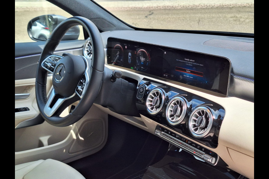 Mercedes-Benz A-Klasse A 250e 218pk Business Solution Luxury Limited | Pano-dak, Memory, Burmester, Sfeerverlichting, PDC