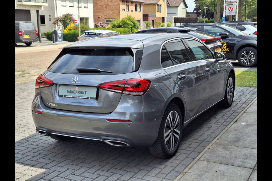 Mercedes-Benz A-Klasse A 250e 218pk Business Solution Luxury Limited | Pano-dak, Memory, Burmester, Sfeerverlichting, PDC
