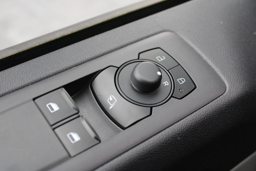 Ford Transit Custom 320 2.0 TDCI L2H1 Trend 136pk - Carplay - Android - LED koplampen - Stoelverwarming - 70l tank - Rijklaar