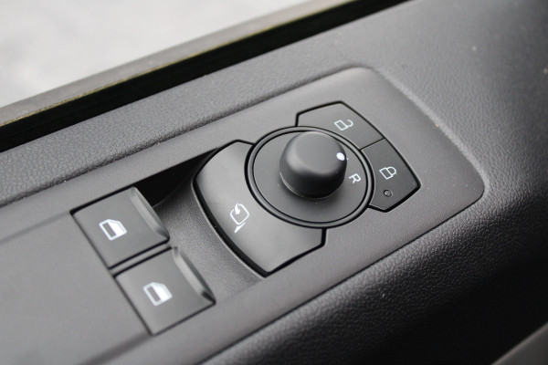 Ford Transit Custom 320 2.0 TDCI L2H1 Trend 136pk - Carplay - Android - LED koplampen - Stoelverwarming - 70l tank - Rijklaar