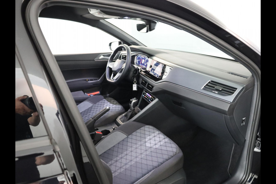 Volkswagen Polo 1.0 TSI R-Line 95 pk Automaat (DSG) | Verlengde garantie | Navigatie via App | Parkeersensoren | Adaptieve cruise control | Matrix LED koplampen |