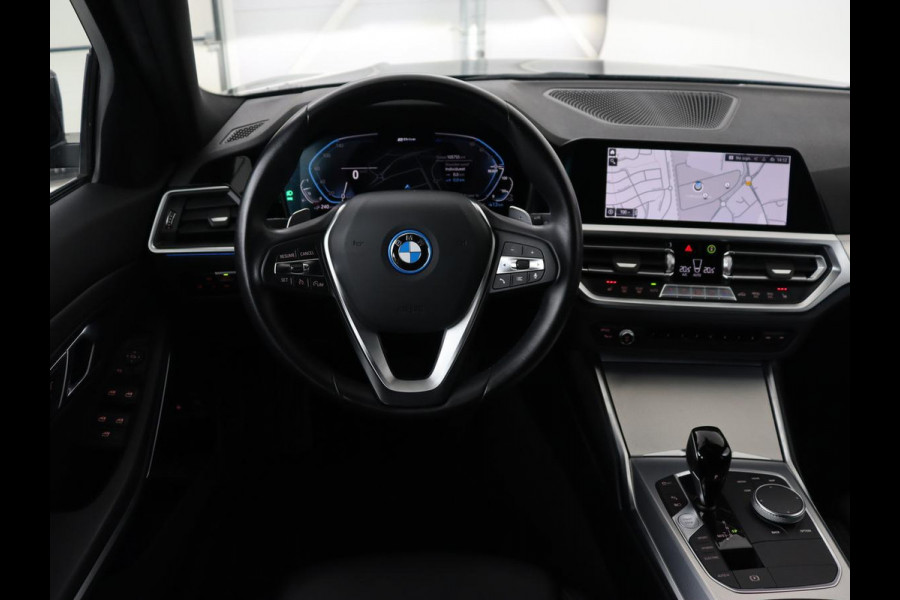 BMW 3-serie 320e xDrive Sport Line | LaserLight | Stoelverwarming | Trekhaak | Sportstoelen | Live Cockpit | Carplay | Half leder | Navigatie | Park Assist | Sfeerverlichting