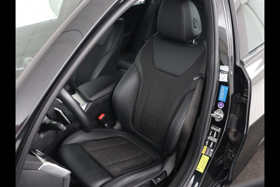 BMW 3-serie 320e xDrive Sport Line | LaserLight | Stoelverwarming | Trekhaak | Sportstoelen | Live Cockpit | Carplay | Half leder | Navigatie | Park Assist | Sfeerverlichting