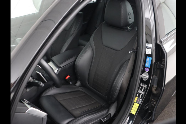BMW 3-serie 320e xDrive Sport Line | LaserLight | Stoelverwarming | Trekhaak | Sportstoelen | Live Cockpit | Carplay | Half leder | Navigatie | Park Assist | Sfeerverlichting