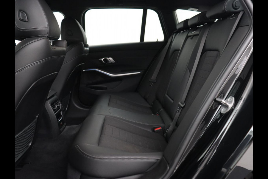 BMW 3-serie 320e xDrive Sport Line | LaserLight | Stoelverwarming | Trekhaak | Sportstoelen | Live Cockpit | Carplay | Half leder | Navigatie | Park Assist | Sfeerverlichting