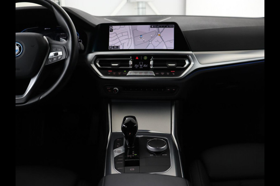 BMW 3-serie 320e xDrive Sport Line | LaserLight | Stoelverwarming | Trekhaak | Sportstoelen | Live Cockpit | Carplay | Half leder | Navigatie | Park Assist | Sfeerverlichting