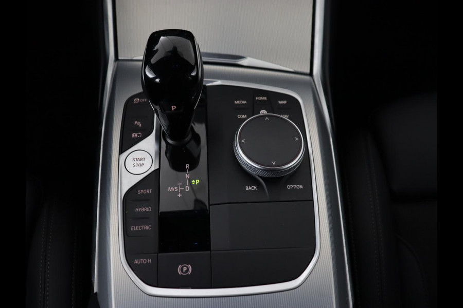 BMW 3-serie 320e xDrive Sport Line | LaserLight | Stoelverwarming | Trekhaak | Sportstoelen | Live Cockpit | Carplay | Half leder | Navigatie | Park Assist | Sfeerverlichting