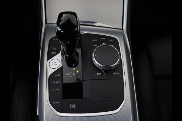 BMW 3-serie 320e xDrive Sport Line | LaserLight | Stoelverwarming | Trekhaak | Sportstoelen | Live Cockpit | Carplay | Half leder | Navigatie | Park Assist | Sfeerverlichting